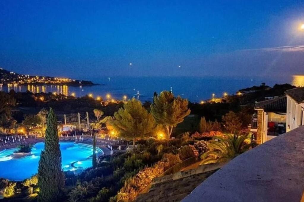 Superbe Appartement Village Cap Esterel 4P Climatise Saint-Raphaël Buitenkant foto